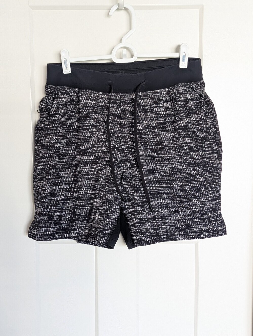 Lululemon T.H.E. 7" Lined Shorts - Black and White sz M